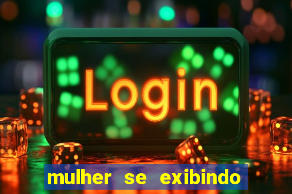 mulher se exibindo ao vivo